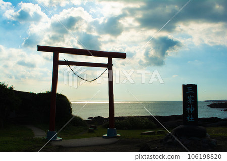 千葉縣南房總市野島崎燈塔旁的鳥居 千葉縣南房總市野島崎燈塔旁的鳥居 106198820