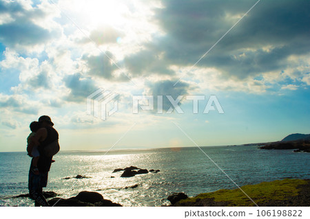 千葉縣南房總市：野島崎燈塔海灘上行走的男子的背影 106198822