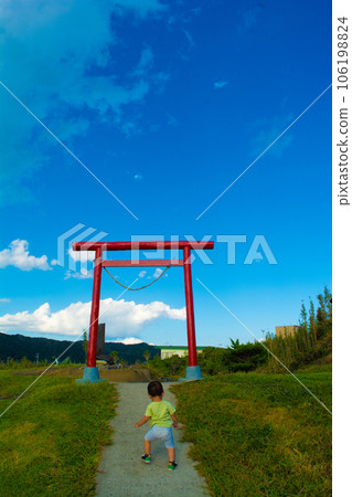 千葉縣南房總市野島崎燈塔旁的鳥居中奔跑的孩子們 千葉縣南房總市野島崎燈塔旁的鳥居中奔跑的孩子們 106198824