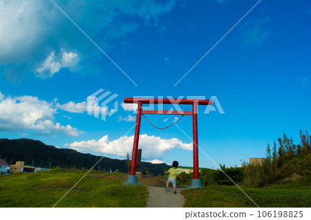千葉縣南房總市野島崎燈塔旁的鳥居中奔跑的孩子們 千葉縣南房總市野島崎燈塔旁的鳥居中奔跑的孩子們 106198825