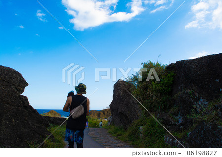 千葉縣南房總市:野島崎燈塔海灘上行走的男子的背影 千葉縣南房總市:野島崎燈塔海灘上行走的男子的背影 106198827