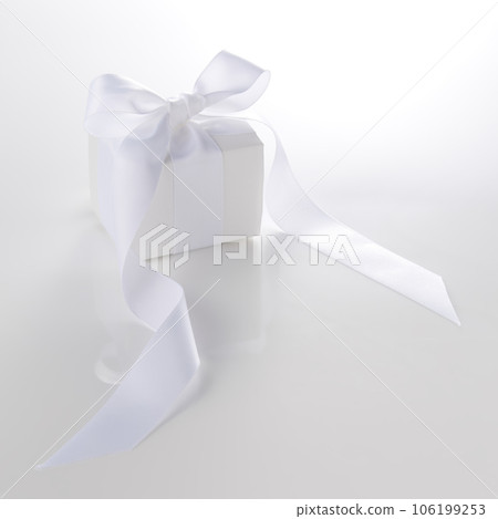 A box wrapped in white _ A gift of pure feelings 106199253