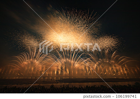 Golden shining wide starmine (Nagara River Fireworks Festival) Golden shining wide starmine (Nagara River Fireworks Festival) 106199741