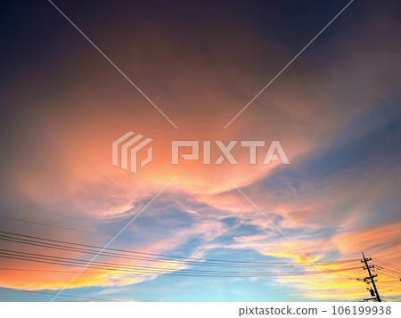 夕陽下美麗的雲彩。夢幻般的天空。 夕陽下美麗的雲彩。夢幻般的天空。 106199938