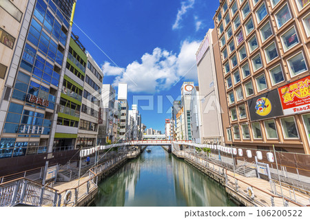 清晨從道頓堀大橋看到的大阪南新惠比壽大橋 清晨從道頓堀大橋看到的大阪南新惠比壽大橋 106200522