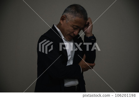 Senior businessman holding a head 106201198