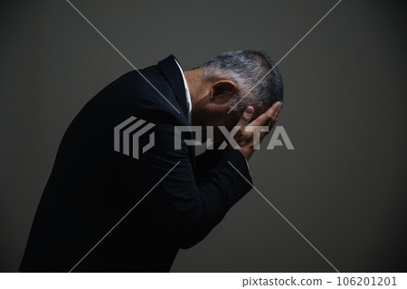 拿著頭的資深商人 106201201