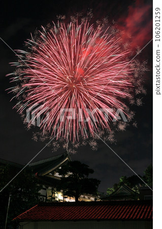 寶勝寺屋頂上的鮮紅色煙火 寶勝寺屋頂上的鮮紅色煙火 106201259