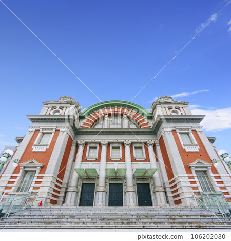 Osaka Nakanoshima Central Public Hall shining in the blue sky 106202080
