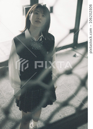 高中女孩在樓梯上擺酷姿勢 106202806