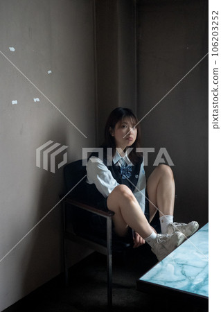 坐在房間角落裡的高中女孩很酷 坐在房間角落裡的高中女孩很酷 106203252