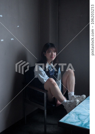 坐在房間角落裡的高中女孩很酷 坐在房間角落裡的高中女孩很酷 106203253