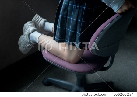 在教室的椅子上擺出可愛姿勢的女高中生 在教室的椅子上擺出可愛姿勢的女高中生 106203254