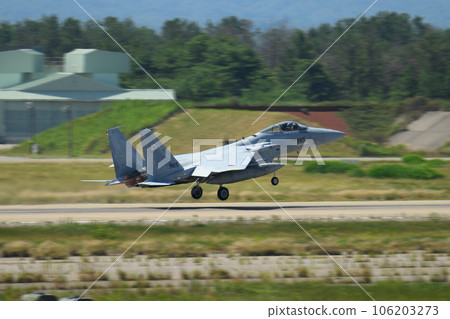 日本航空自衛隊第 303 中隊 F-15 鷹起飛 106203273