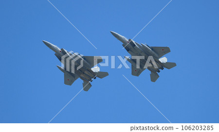 日本航空自衛隊 F-15 鷹編隊飛過上空 106203285
