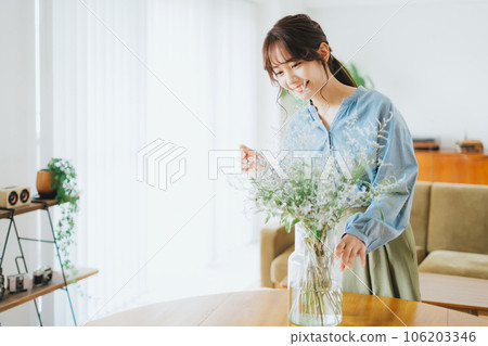 A woman who grows flowers A woman who grows flowers 106203346