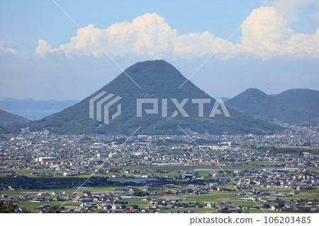 從金刀比羅宮本宮一側的展望台看到贊岐（丸龜）平原的讚岐富士 106203485
