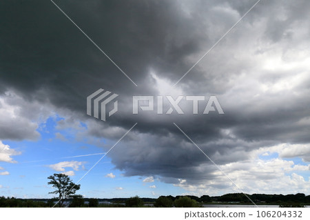 雨雲和藍天 106204332