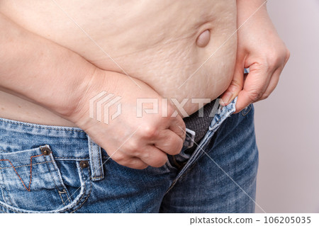 [Overweight housewife who can't close the buttons of her jeans] 106205035