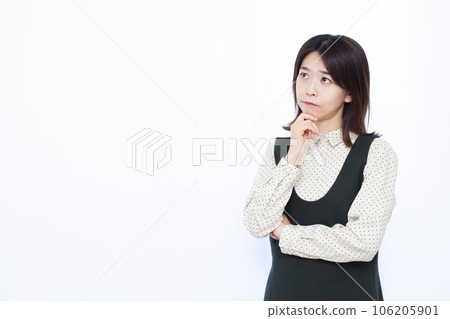 白人背景前憂心忡忡的三十多歲女人 白人背景前憂心忡忡的三十多歲女人 106205901