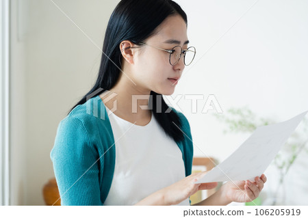 看文書工作的少婦 106205919