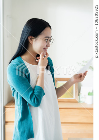 看文書工作的少婦 106205925