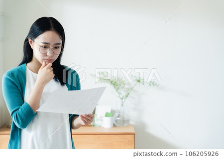 看文書工作的少婦 106205926