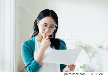看文書工作的少婦 106205928