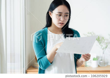 看文書工作的少婦 106205929