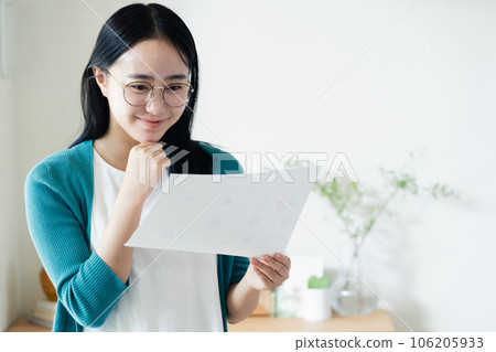 看文書工作的少婦 106205933