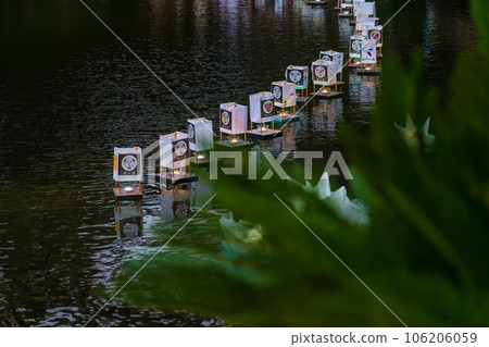 夏夜的德川園,流泉湖上漂浮的燈籠<愛知縣名古屋市> 夏夜的德川園,流泉湖上漂浮的燈籠<愛知縣名古屋市> 106206059