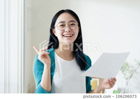 看文書工作的少婦 106206073