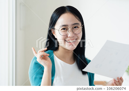 看文書工作的少婦 106206074