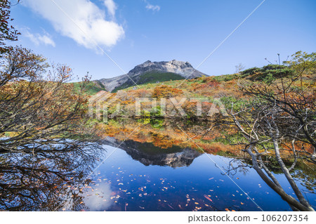 秋天的那須岳（茶臼山） 從葫蘆池看到的紅葉倒影【栃木縣那須鹽原市】 106207354