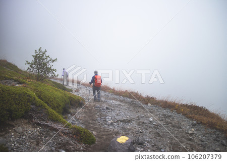 走在那須山（Mt. Chausu）霧濛濛的山路上的人們[櫪木縣那須鹽原市] 106207379