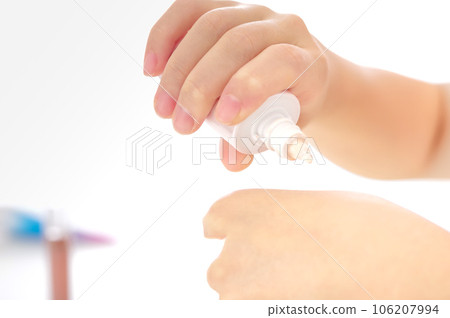 年輕女子在手上塗抹化妝品 年輕女子在手上塗抹化妝品 106207994