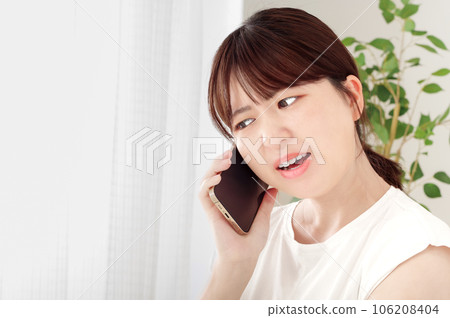 一名年輕女子用智能手機打電話 一名年輕女子用智能手機打電話 106208404
