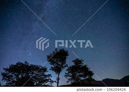 [白川鄉] 夜晚的白川鄉群山與流星 106209426