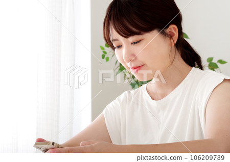 操作智能手機的婦女 106209789