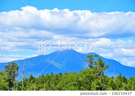 《岐阜縣》從高山市旭町岐阜縣道435號眺望綠意盎然的夏日乘鞍山 《岐阜縣》從高山市旭町岐阜縣道435號眺望綠意盎然的夏日乘鞍山 106210437