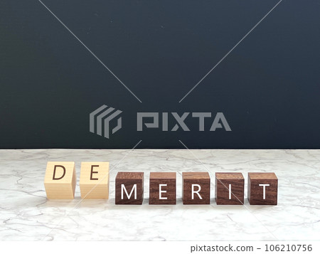 7 個帶有 DEMERIT 字母的傾斜木立方體 106210756