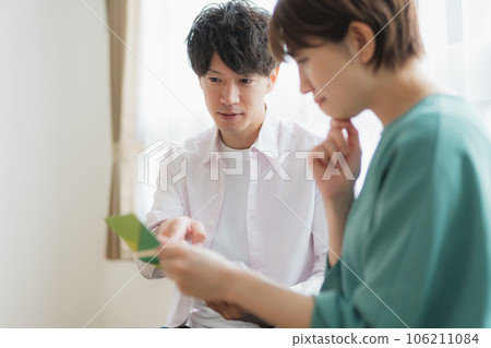 客廳情侶認真 106211084