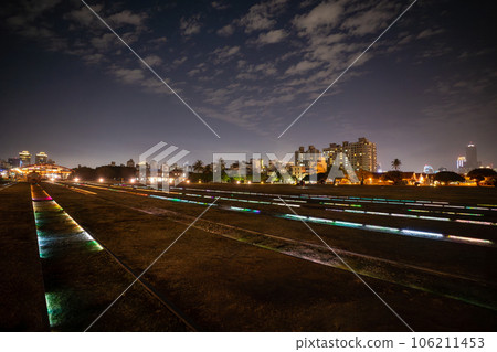 從哈馬線鐵道文化園區看高雄夜景 高雄 106211453