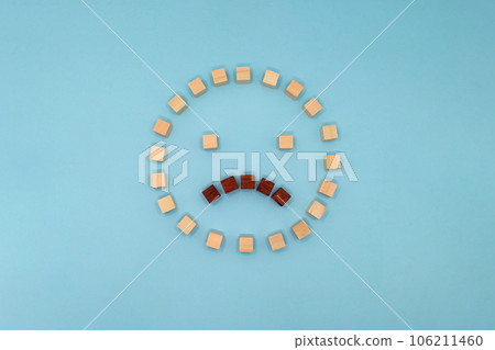 由木塊排列而成的圓形圖標的正面，表情困惑 106211460