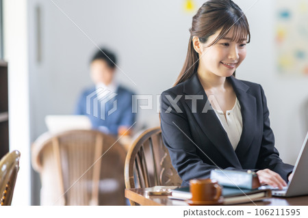 年輕的商界女人走向筆記本電腦 106211595