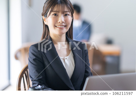 Young business woman headed to laptop 106211597