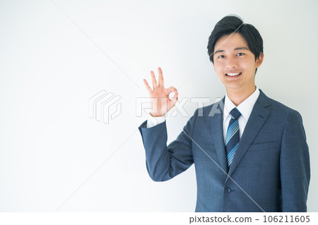 一位商人在看著相機時擺出 OK 的姿勢 106211605