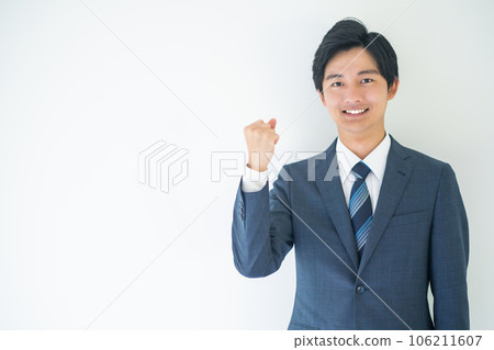 採取膽量姿勢的商人 採取膽量姿勢的商人 106211607