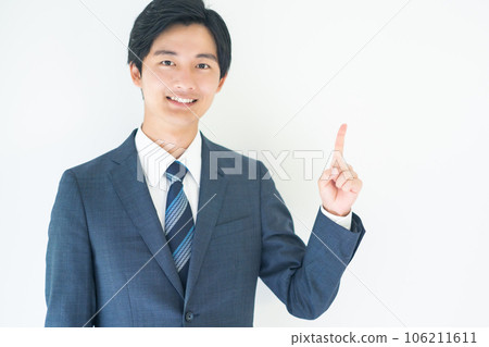 商人一邊看著相機一邊擺出指向的姿勢 106211611