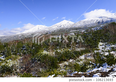 Tokachi mountain range covered with snow in autumn Tokachi mountain range covered with snow in autumn 106213693